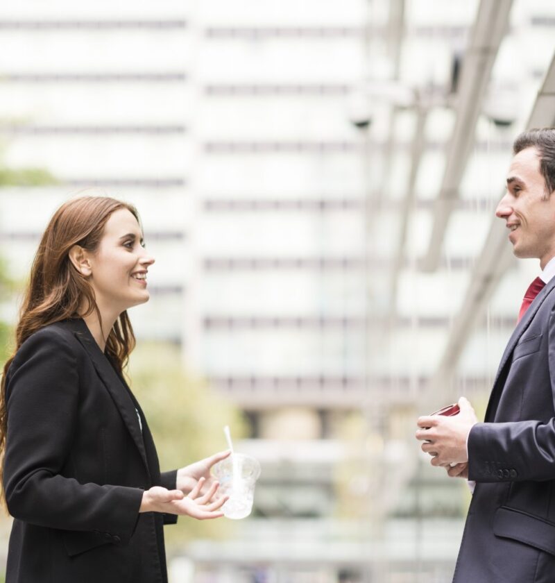 Jak pracować z pokoleniem Z – komunikacja i motywacja 1 rozmawiający współpracownicy