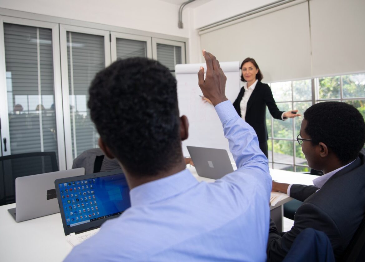 Inteligencja emocjonalna lidera – niedoceniany filar skutecznego zarządzania 1 spotkanie biznesowe