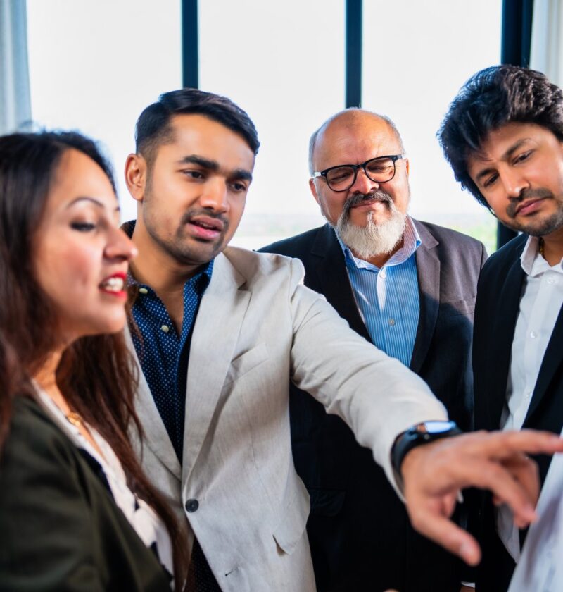 Jak ograniczyć mikrozarządzanie i odzyskać zaufanie w zespole? 8 współpracujący zespół