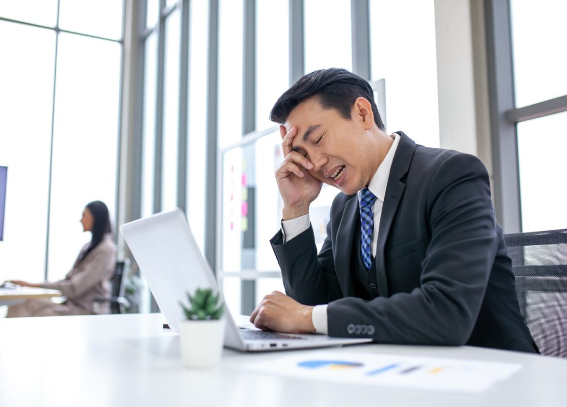 Zarządzanie energią zamiast czasem – nowoczesne podejście do efektywności pracy 1 zmęczony biznesmen