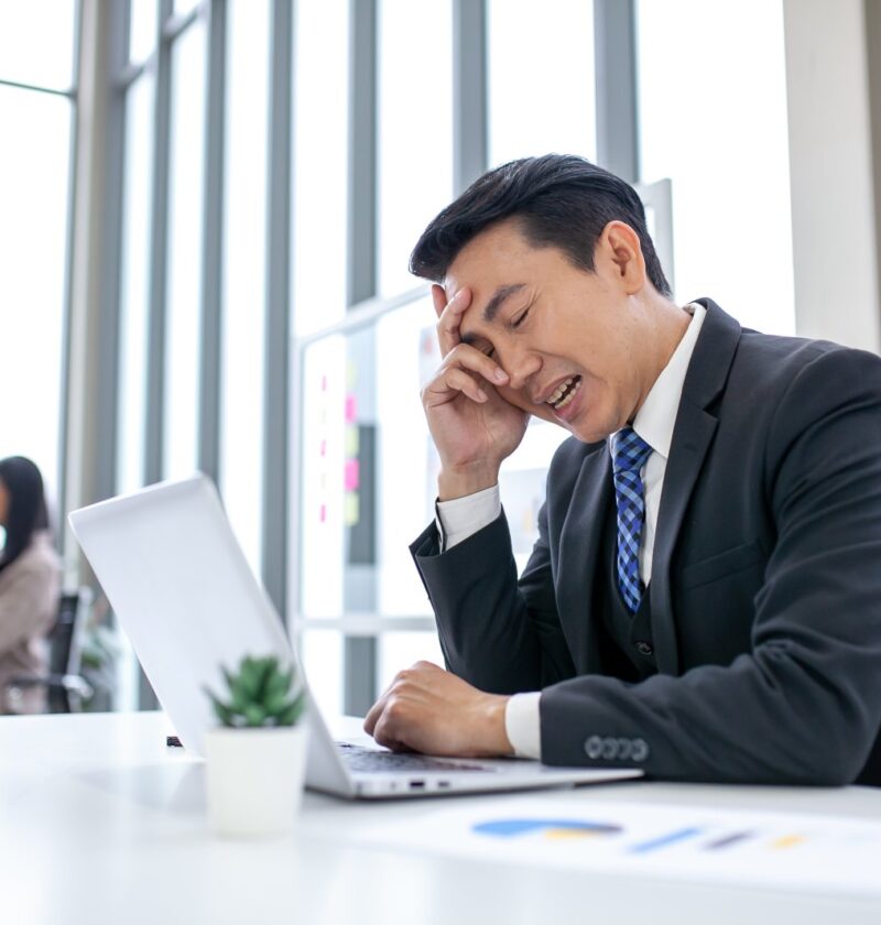 Zarządzanie energią zamiast czasem – nowoczesne podejście do efektywności pracy 2 zmęczony biznesmen