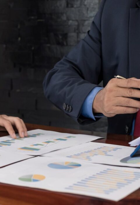 szefowie analizujący procesy biznesowe