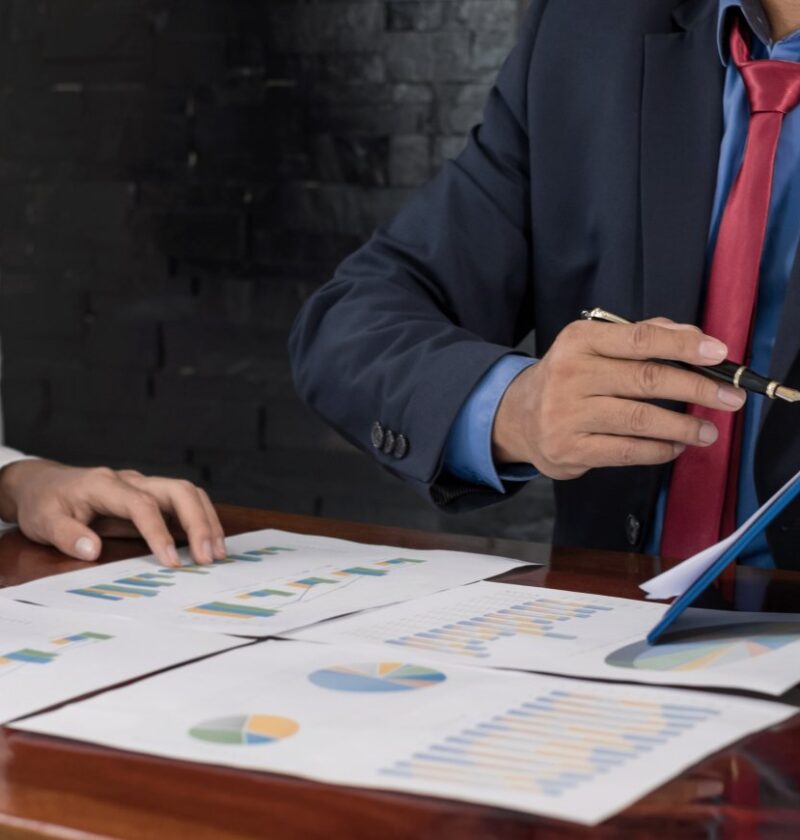 Jak wykorzystać analizę post-mortem do usprawniania procesów biznesowych 1 szefowie analizujący procesy biznesowe