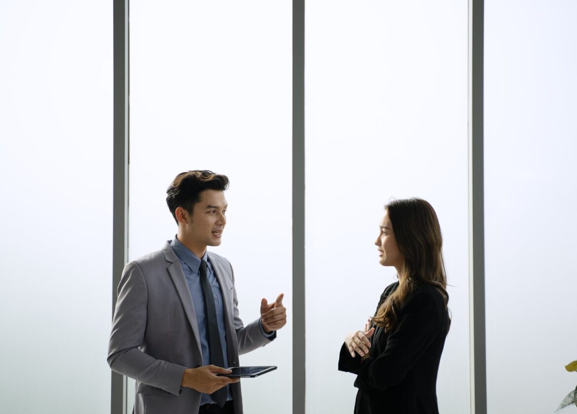 Sztuka delegowania zadań – jak nie tracić kontroli i budować odpowiedzialność w zespole 1 rozmowa szefa z pracownikiem