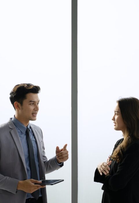 Sztuka delegowania zadań – jak nie tracić kontroli i budować odpowiedzialność w zespole 2 rozmowa szefa z pracownikiem