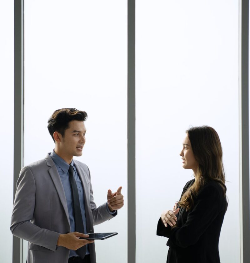 Sztuka delegowania zadań – jak nie tracić kontroli i budować odpowiedzialność w zespole 2 rozmowa szefa z pracownikiem